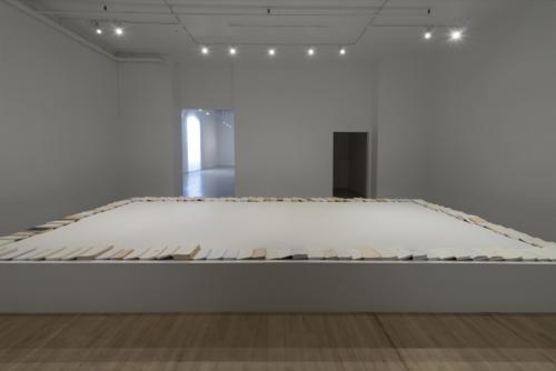 Galerie C: Sophie Jodoin, Vue d’installation “Toi que jamais je ne termine” (détail) (EXPRESSION, Saint-Hyacinthe), livres d’occasion, dimensions variables, 2017.
